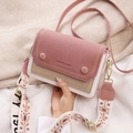 Borsa a tracolla bicolore rosa e grigio con ampia tracolla a motivi e finitura opaca - Rosa
