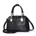 Bolso clásico negro con patrón de cocodrilo, herrajes plateados y correa ajustable - Negro