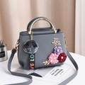 Borsa a mano in ecopelle grigia con fiori 3D e manici a U in metallo dorato lucido - grigio scuro