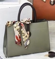 Sac à main vert olive en cuir grainé avec foulard en soie et poignée marron foncé - Vert