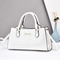 Sac à main blanc élégant avec motif crocodile, garniture dorée et doubles anses - Blanc