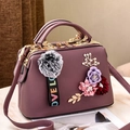 Lila Umhängetasche aus Leder mit Blumen-Applikationen und Pelz-Pompon-Anhänger - Lila
