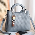 Blaugraue Handtasche mit Webmuster, Metallgriffen und niedlichem Kalbsanhänger - Blau