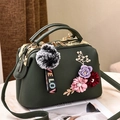 Dettaglio borsa a mano verde scuro effetto pelle con fiori 3D e ciondolo pompon LOVE - Verde