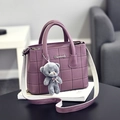 Sac à bandoulière en cuir PU matelassé violet avec breloque ours et logo métallique - Violet foncé