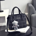 Sac bandoulière noir chic à texture litchi, coutures blanches et breloque ours peluche - Noir