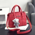 Sac à main rouge élégant avec broderies noires et charmant pendentif ours en peluche - Bordeaux