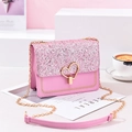 Borsa a tracolla rosa con paillettes e chiusura a cuore dorata in scena di stile - Rosa