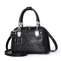 Klassische schwarze Handtasche mit Krokodilmuster, Silberbeschlägen und Gurt - Schwarz