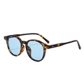Gafas de sol retro de carey con lentes azul claro y remaches vistos en un ángulo de 45 grados - Montura de Leopardo Lente Azul