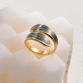 Anello regolabile placcato oro con design a doppia linea e intarsio in smalto grigio marmorizzato - Nero