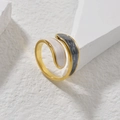 Anello aperto dorato bypass con dettagli in madreperla bianca e marmo grigio elegante - Nero & Bianco