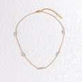 Détail du collier doré avec perles grises translucides et fermoir mousqueton réglable - Perles Grises