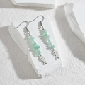 Detalle de pendientes de espina en plata con piedras verdes sobre piedra blanca - Estilo Espina de Pescado de Piedra Triturada Verde (E619-lv-ygt)