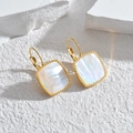Détail de boucles d'oreilles dorées carrées avec nacre irisée et bordure perlée chic - Boucles d'Oreilles en Coquillage Carré