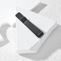 Pince à cravate minimaliste en acier noir mat sur des blocs de pierre géométriques - Noir