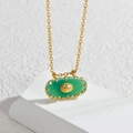 Collar dorado con piedra verde ovalada y colgante de circonita sobre piedra - Verde Esmeralda