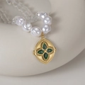 Collana con pendente ovale dorato con zircone verde e grandi perle bianche da donna - verde scuro
