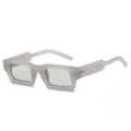 Lunettes de soleil carrées gris translucide mat avec branches géométriques, vue de profil - Standard / Standard Monture grise verres gris clair (Incl. TVA 13 %)