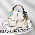 Schicke beige Handtasche mit Krokostruktur Seidenschal-Griff und Graffiti-Gurt - Weißes Krokodilmuster