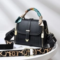Schwarze Handtasche mit Krokodilprägung, Seidenschal-Griff und breitem Gurt - Schwarzes Krokodilmuster