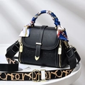 Schwarze Handtasche mit Monogramm-Prägung, Seidenschal-Griff und breitem Textilgurt - Schwarzes Geometrisches Muster