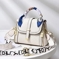 Weiße Handtasche mit Prägemuster, Goldbeschlägen, Seidenschal und breitem Schultergurt - Weißes Geometrisches Muster