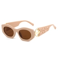 Cat-Eye-Sonnenbrille mit nudefarbenem Rahmen, braunen Gläsern und goldenen Details am Bügel - Rosa Rahmen Tee-Gläser