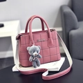 Sac bandoulière rose matelassé avec poignées, bandoulière réglable et breloque ourson - Rose