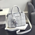 Borsa a tracolla in pelle grigio chiaro con motivo a griglia e ciondolo a orsetto - Grigio chiaro