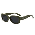 Lunettes de soleil rétro vert foncé à monture carrée avec verres noirs pour femmes vue de profil - Monture Verte Verres Gris