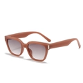 Lunettes de soleil carrées rose mat avec verres dégradés gris et détails argentés chics - Standard / Régulier (incl. 13 % TVA) monture rose verres gris double