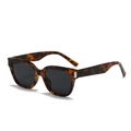 Lunettes de soleil carrées classiques en écaille avec verres gris et accents argentés - Standard / Lunettes de soleil écaille avec verres gris