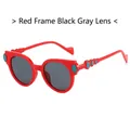 Gafas de sol redondas rojas para niños con lentes grises y detalles azules en las patillas - Montura Roja Lente Gris Oscuro