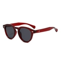 Gafas de sol redondas vintage con montura roja translúcida y remaches en vista lateral - Régulier / Montura Roja Lente Gris Oscuro
