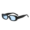 Occhiali da sole retrò con montatura nera e lenti azzurre dallo stile minimalista - Montatura Nera Lenti Blu