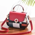 Sac coquille en cuir rouge tendance avec imprimé à carreaux et garnitures dorées - [Boucle Ronde] Rouge Vin