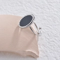 Anillo de ágata negra y acero inoxidable plateado con banda abierta ajustable - Plata-Incrustación Negra / Abierto Ajustable
