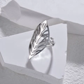 Anello aperto con foglia d'argento e design traforato su pietra bianca - Aperto Regolabile / Color Acciaio