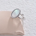 Anillo ajustable de acero inoxidable plateado con piedra de nácar ovalada chic - Plata-Madreperla Blanca / Abierto Ajustable
