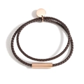 Dettaglio del bracciale in pelle intrecciata marrone scuro a doppio giro con finiture oro rosa - Cordino Marrone