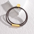 Bracciale intrecciato marrone minimalista con fibbia in metallo dorato e ciondolo tondo - Marrone Scuro