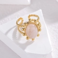 Detailansicht eines verstellbaren Goldrings mit einem ovalen rosa Quarz-Edelstein - Einstellbar Offen / Rosenquarz