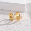 Orecchini a cerchio in acciaio inossidabile con smalto oro e bianco dal design pulito - Oro e Bianco