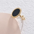 Anillo abierto dorado ajustable con piedra negra ovalada y borde trenzado - Oro de 14K-Incrustación Negra / Abierto Ajustable