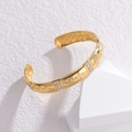 Minimalistischer goldener Edelstahl-Armreif mit Sternrelief und Strasssteinen - Stern Offener Armreif (Gold)
