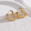 Boucles d'oreilles cœur dorées vintage avec finition martelée sur socle blanc - Style Cœur Martelé et Plissé (E621-ax)