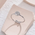 Zilverkleurige verstelbare open ring met een sprankelende ronde pavé gezette zirkonia - Verstelbaar Open / Staalkleur