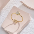 Minimalistische gouden open ring met ronde kristallen op een stenen standaard - Verstelbaar Open / Goud