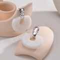 Pendientes martillados plateados con aros de resina blanca en un estilo minimalista - Color Acero